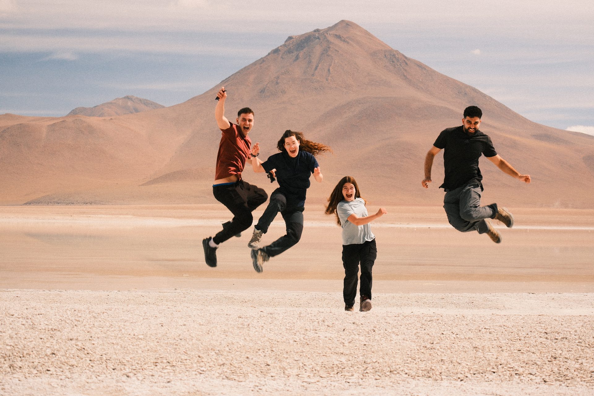 Grupo no Deserto de Dalí com vulcão ao fundo