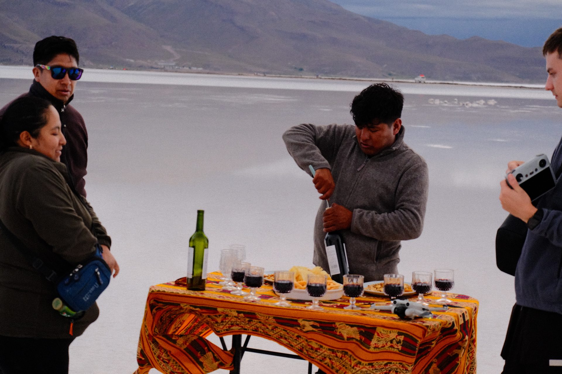 Brinde no Salar de Uyuni