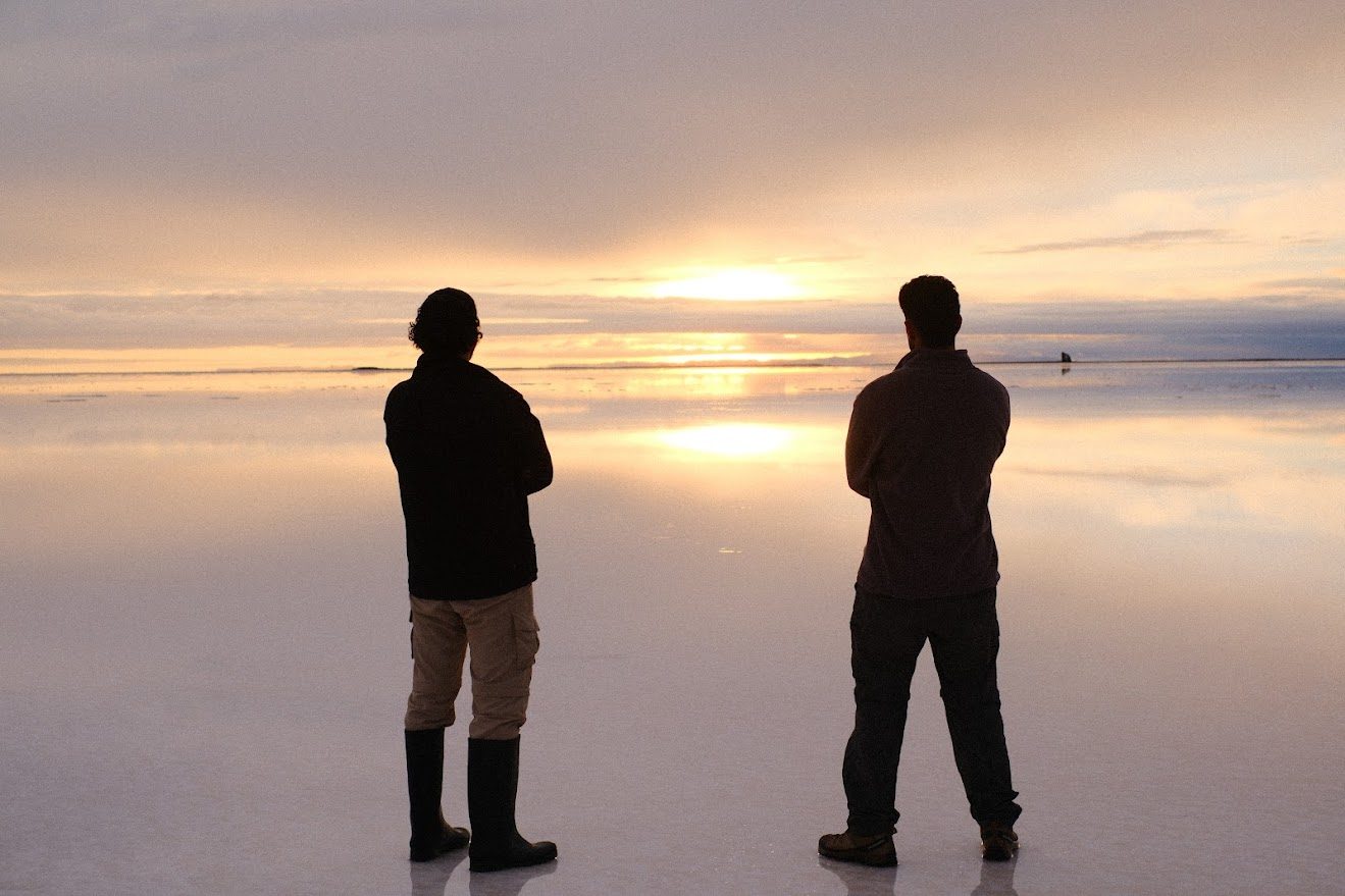Silhuetas ao pôr do sol no Salar de Uyuni