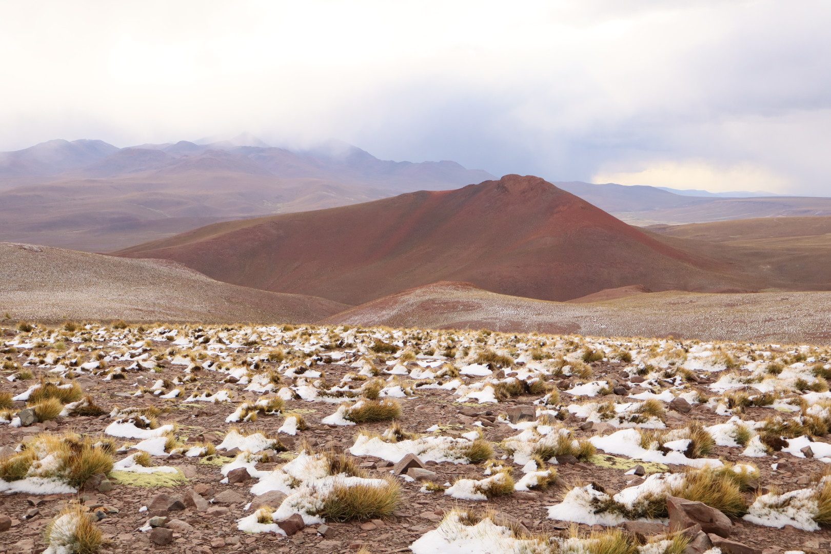 Vulcão vermelho no altiplano