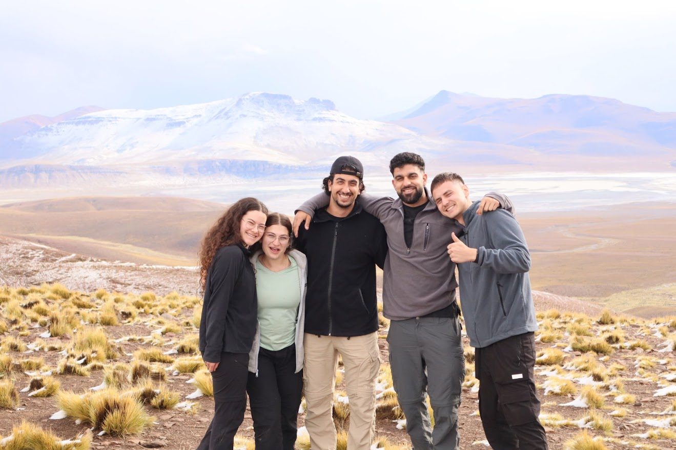 Grupo no altiplano com vulcão nevado