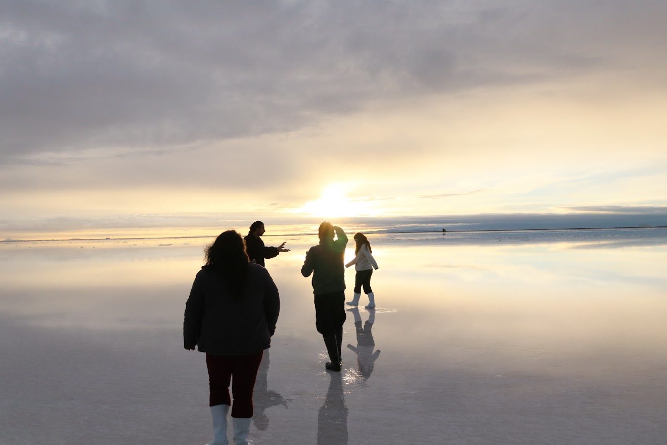 Grupo no Salar ao pôr do sol