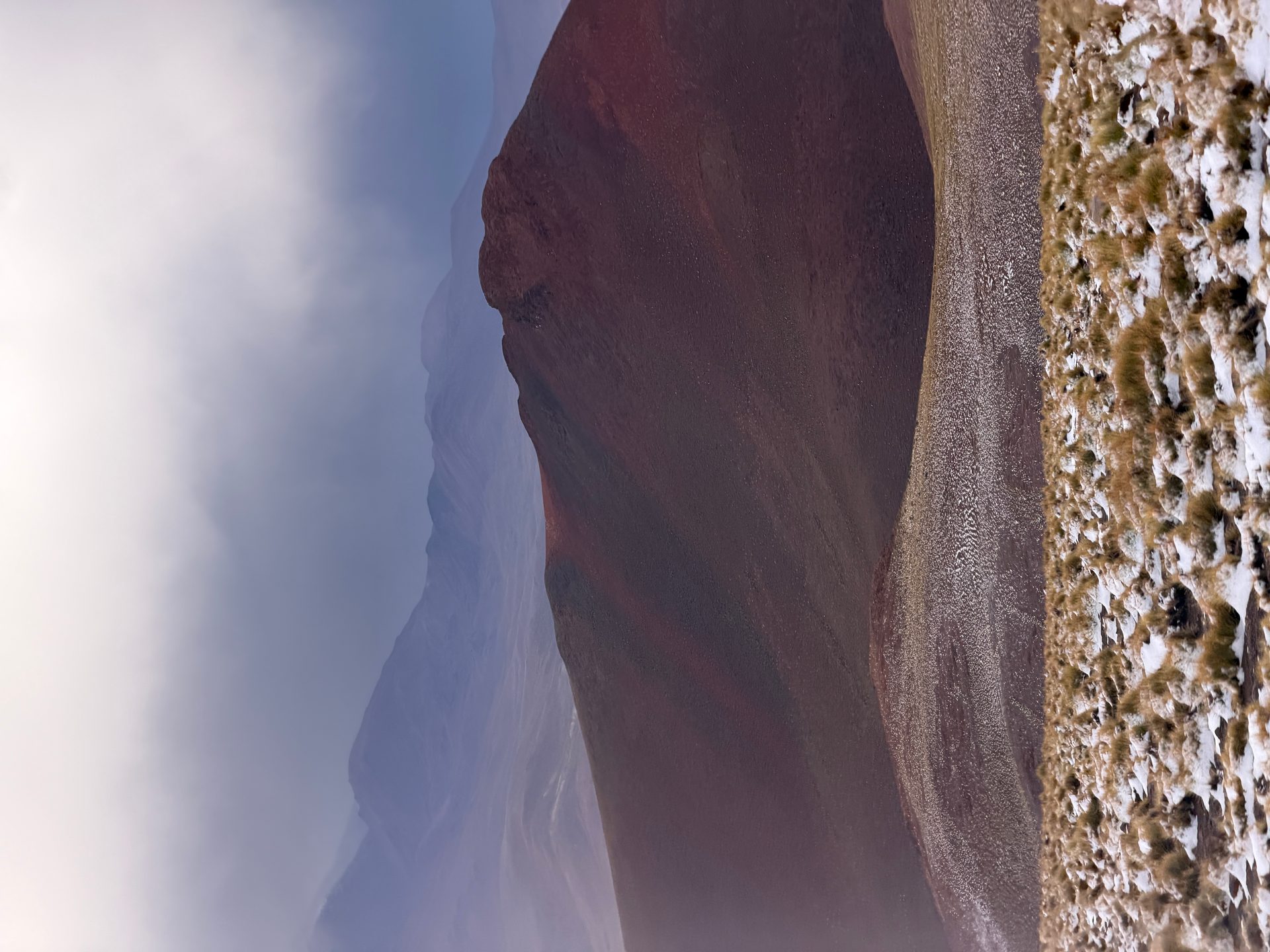Montanha vermelha nas nuvens