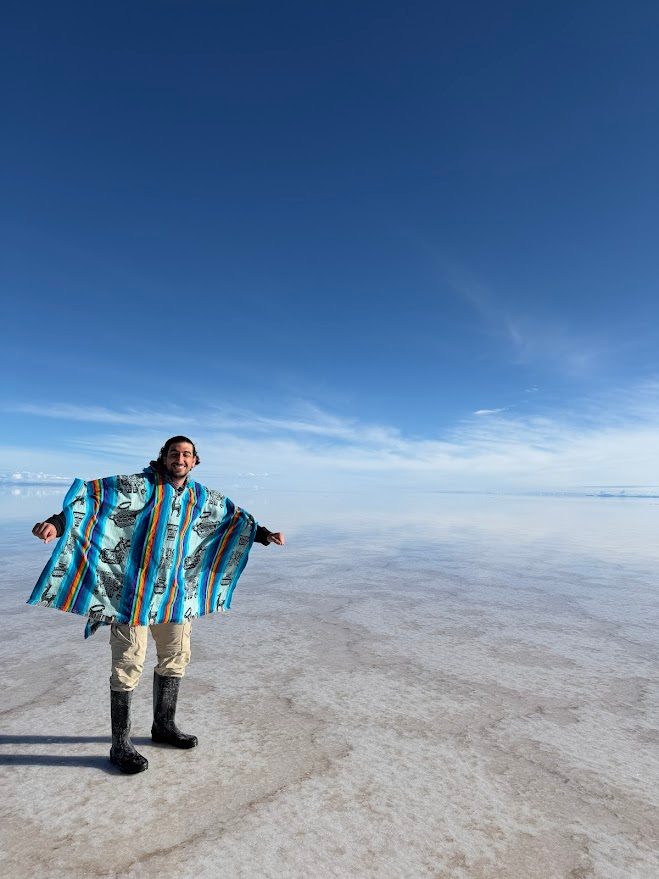 Guia boliviano com poncho tradicional no Salar
